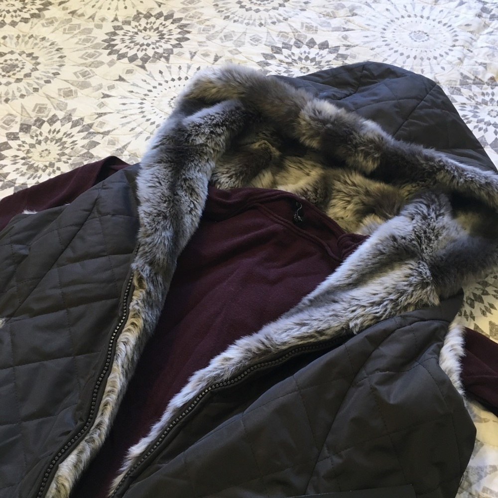 ❄️Kristen Blake Hooded Faux-Fur Reversible Vest❄️ - Picture 4 of 7