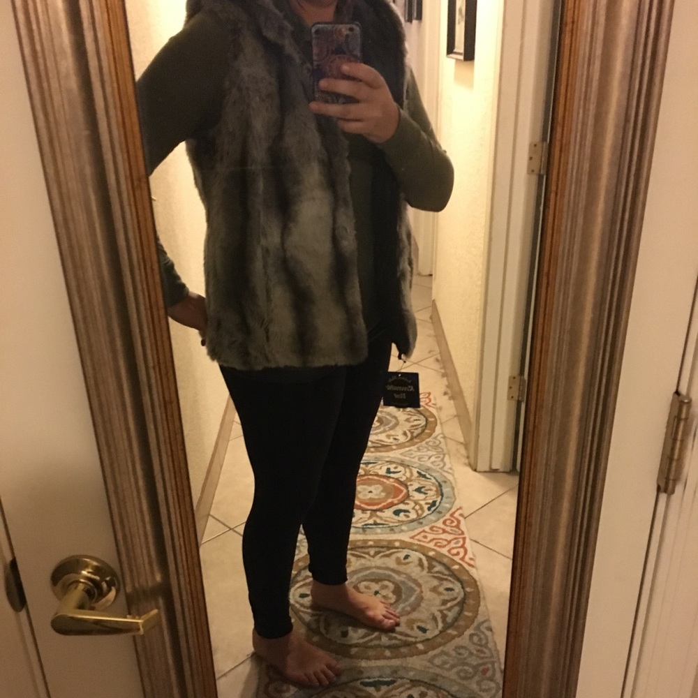 ❄️Kristen Blake Hooded Faux-Fur Reversible Vest❄️ - Picture 6 of 7