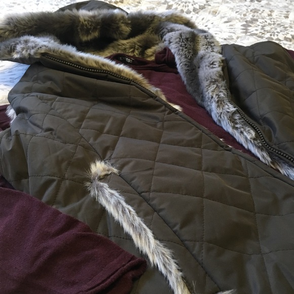 ❄️Kristen Blake Hooded Faux-Fur Reversible Vest❄️ - Picture 3 of 7