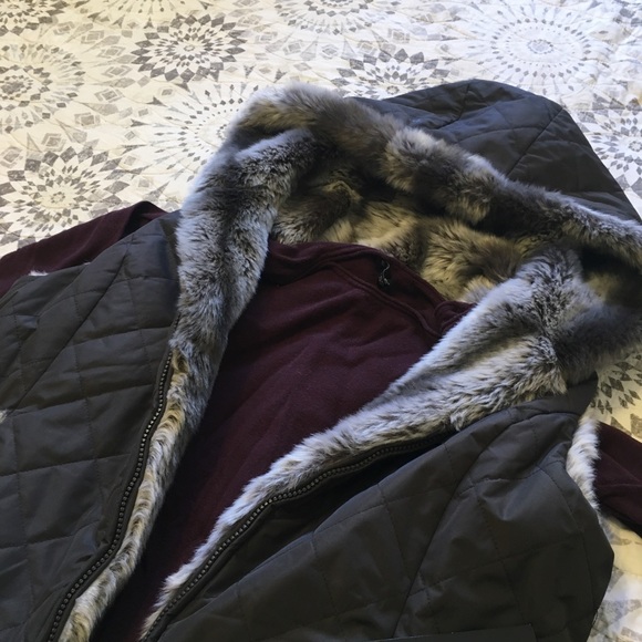 ❄️Kristen Blake Hooded Faux-Fur Reversible Vest❄️ - Picture 4 of 7