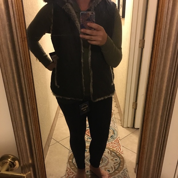 ❄️Kristen Blake Hooded Faux-Fur Reversible Vest❄️ - Picture 7 of 7
