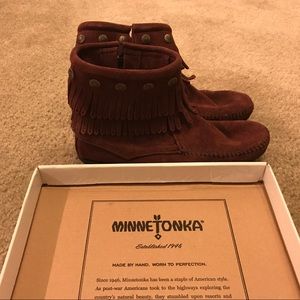 Minnetonka Double Fringe Side Zip Raisin Suede