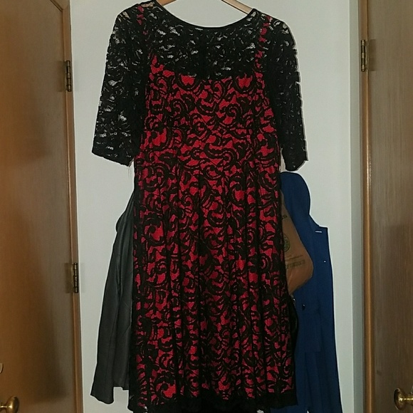 Adrianna Papell Dresses & Skirts - Lace Overlay Adrianna Papell Dress