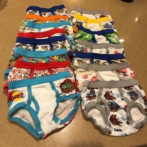 Size 2-3T boys briefs (18 pieces)