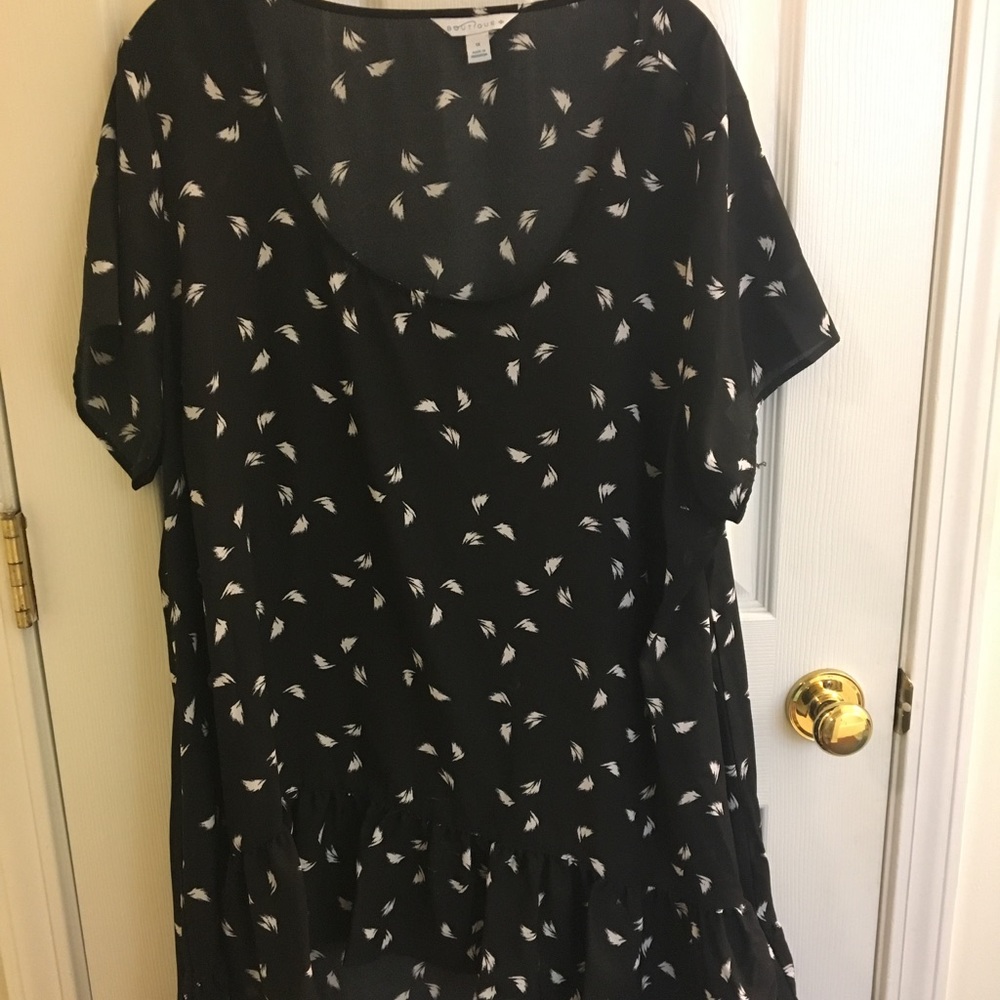 Size 1X black and white patterned shirt