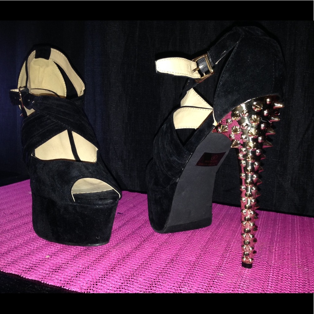 Pumps heels black and gold