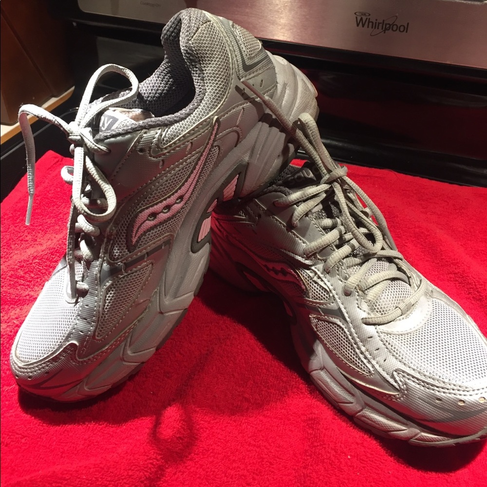 Tennis shoes