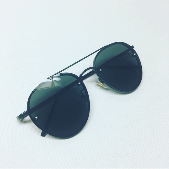 ❗️LAST ONE❗️Black Fashion Sunglasses ⭐️ - Picture 3 of 3