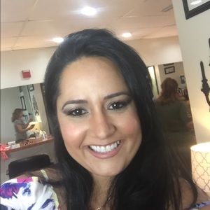 Meet your Posher, Yanet