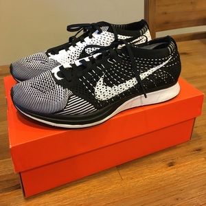 NIKE FLYNIT RACER/BLACK & WHITE/ WOMENS SZ 8.5