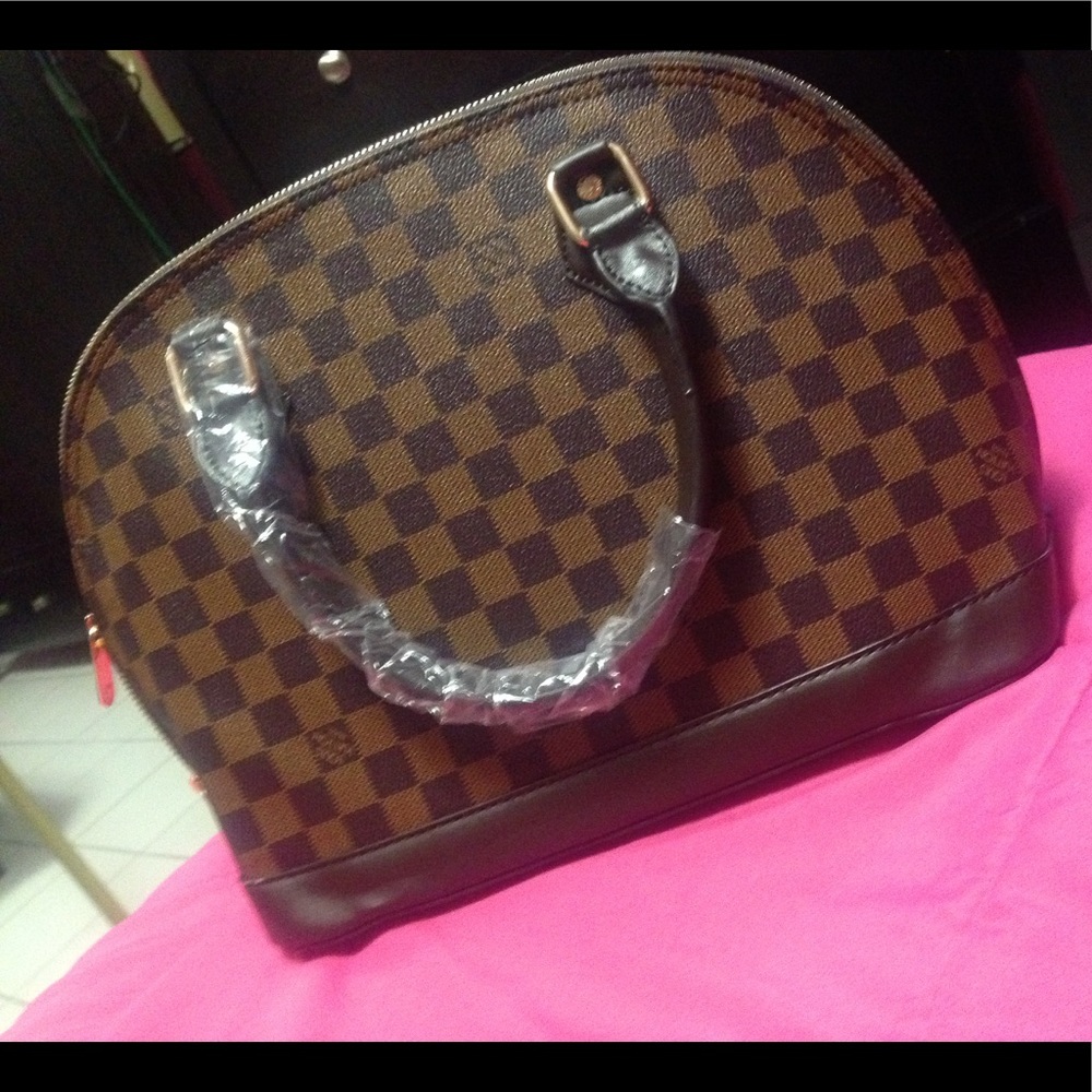 Medium size hand bag brown and black