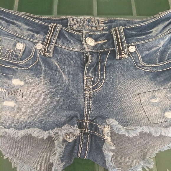 Shorts - Picture 2 of 3