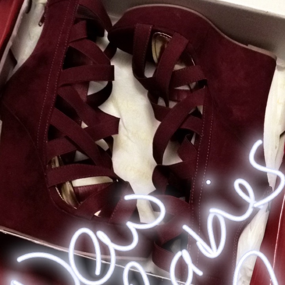 Maroon wedges