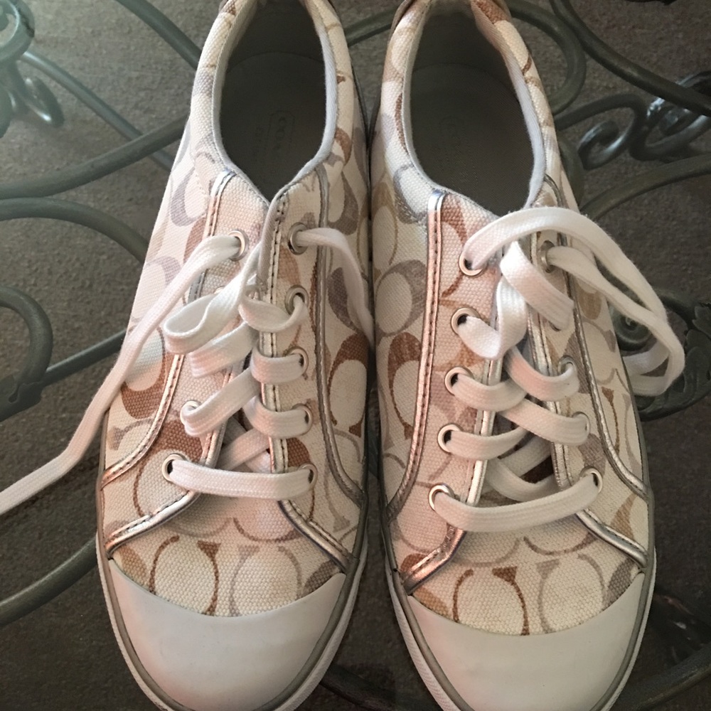 Coach Size 10B. Barrett Gesso Print.