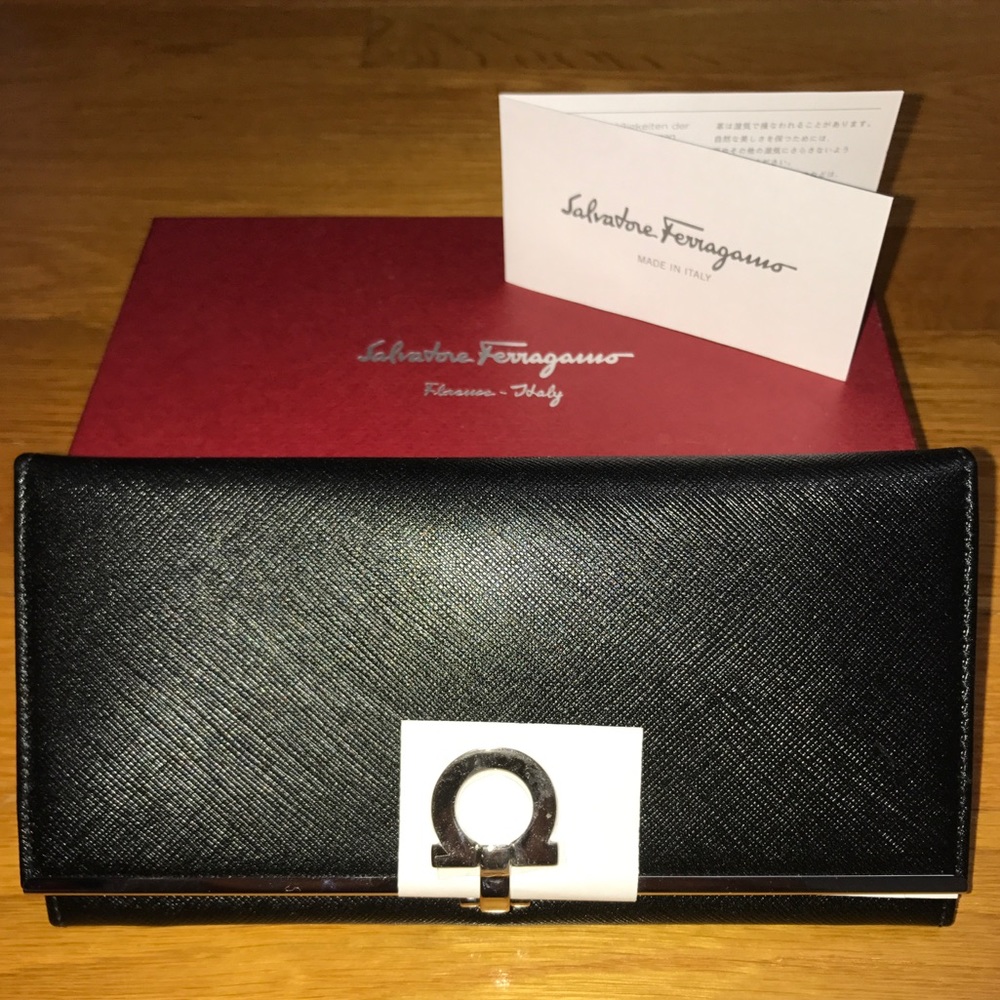 Salvatore Ferragamo Gancio Clasp Wallet, Black