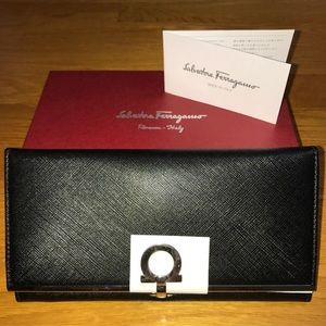 Salvatore Ferragamo Gancio Clasp Wallet, Black