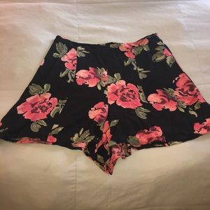 KIMCHI BLUE FLOWY FLORAL SHORTS