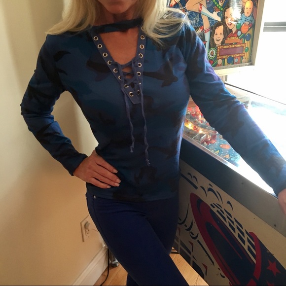 1 MEDIUM LEFT!!! RED CAMO LACE UP CHOKER TOP! NWOT - Picture 4 of 8