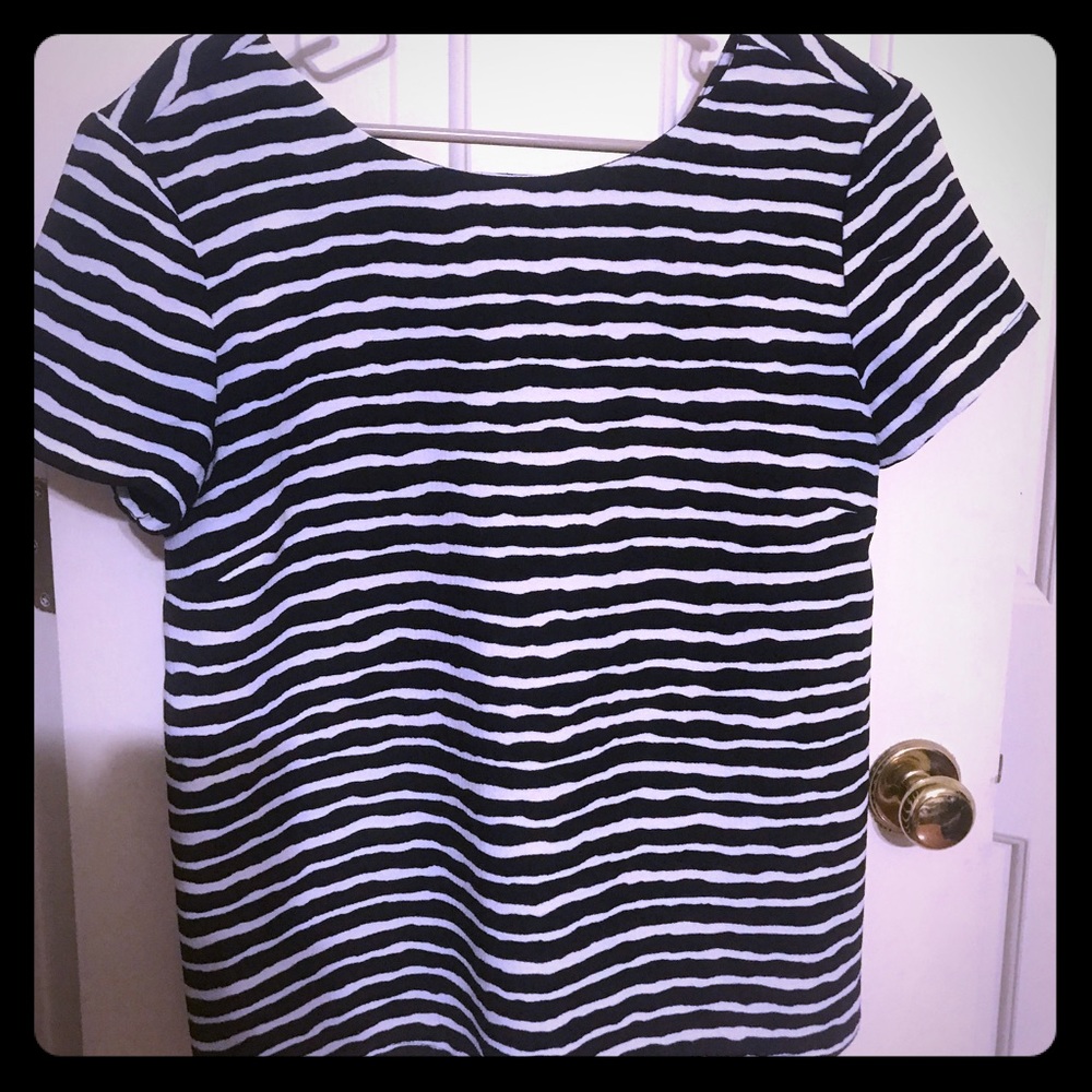 Black and white short sleeve v back blouse