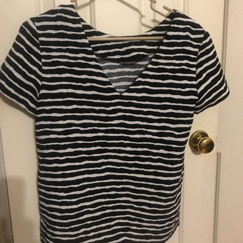 Black and white short sleeve v back blouse - Picture 2 of 3