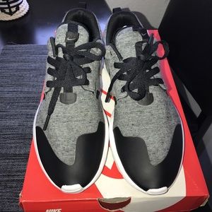 NIKE ROSHE RUN FLEECE SIZE 8