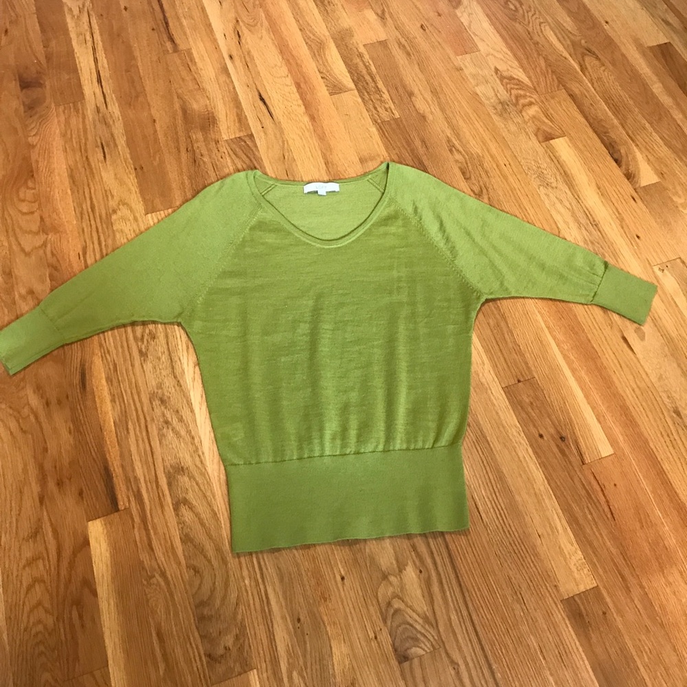Green 3/4 sleeve sweater.
