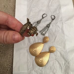 LOT: 2 pairs of earrings and 1 bronze ring