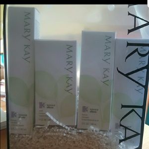 NEW IN PACKAGE Mary Kay skin care set (4 items)