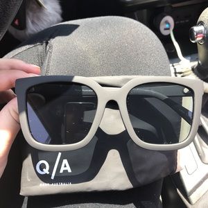Matte black square Quay sunnies!