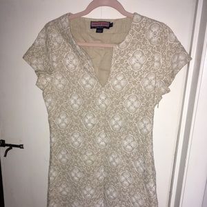 Vineyard vines tan dress with white stitching