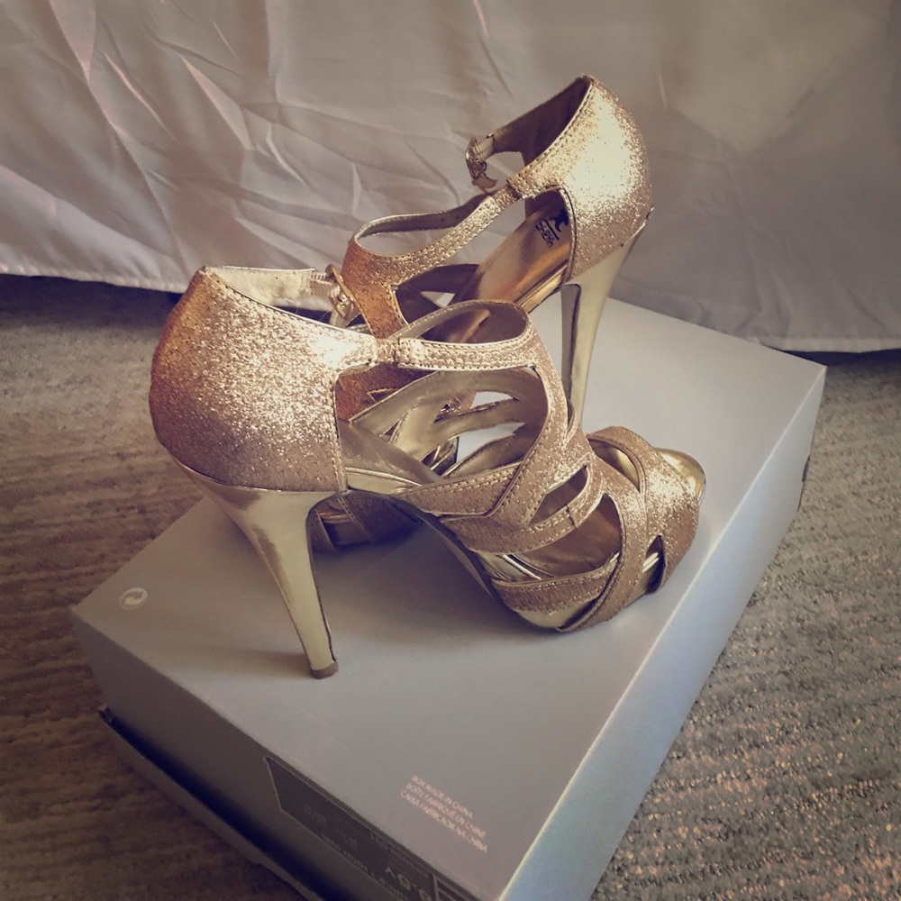 Gold stiletto pumps