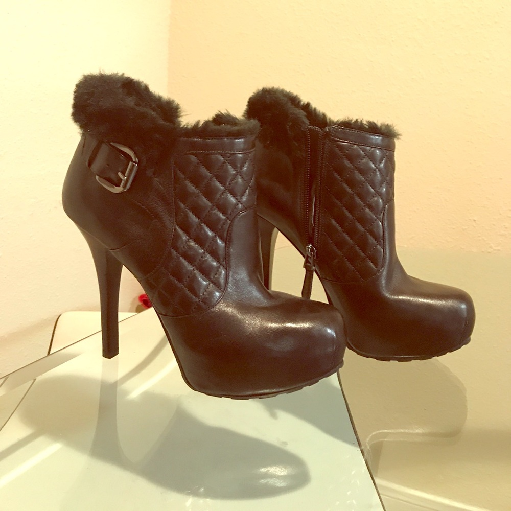 Guess black quilted booties