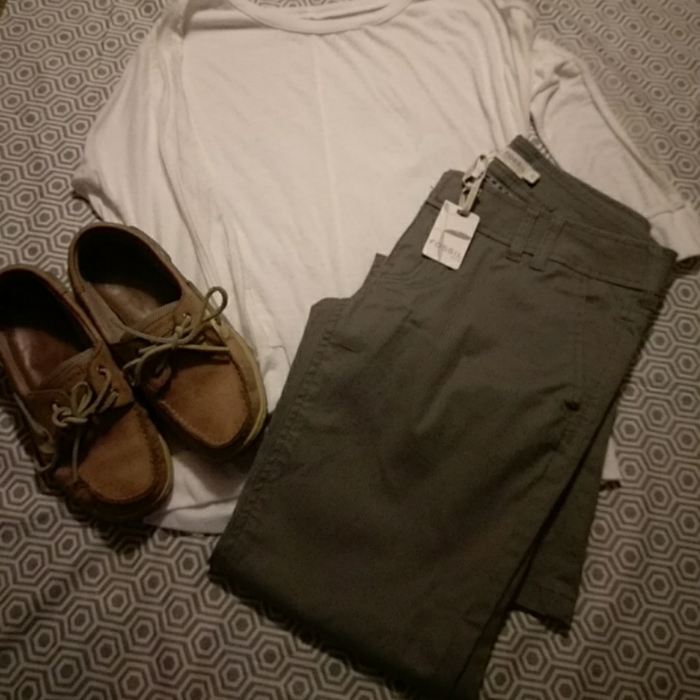 Adorable Fossil kaki pants.