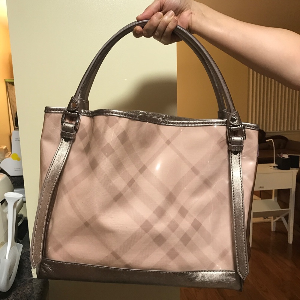 Burberry purse with detachable pouch