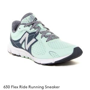 New Balance / Running Shoes / Size 7 / EUC