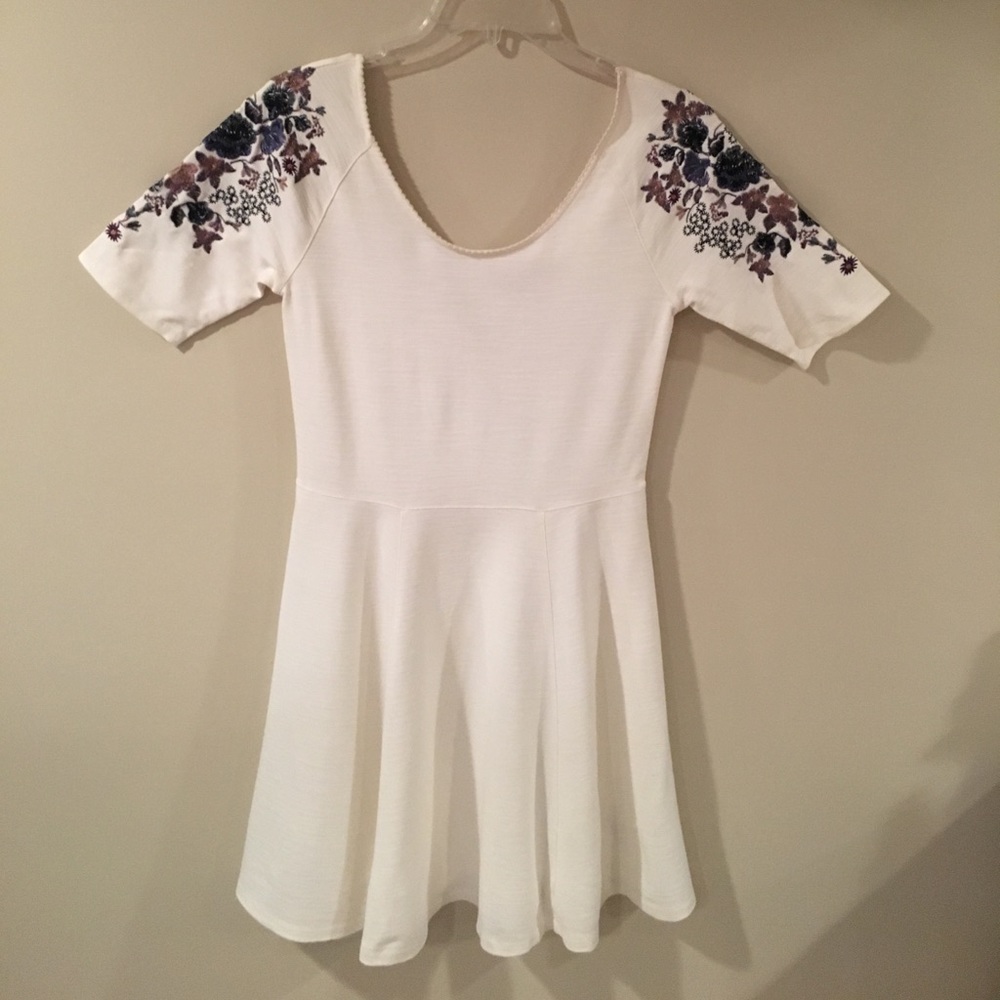 Free People Embroidered Sleeve Dress Size Medium
