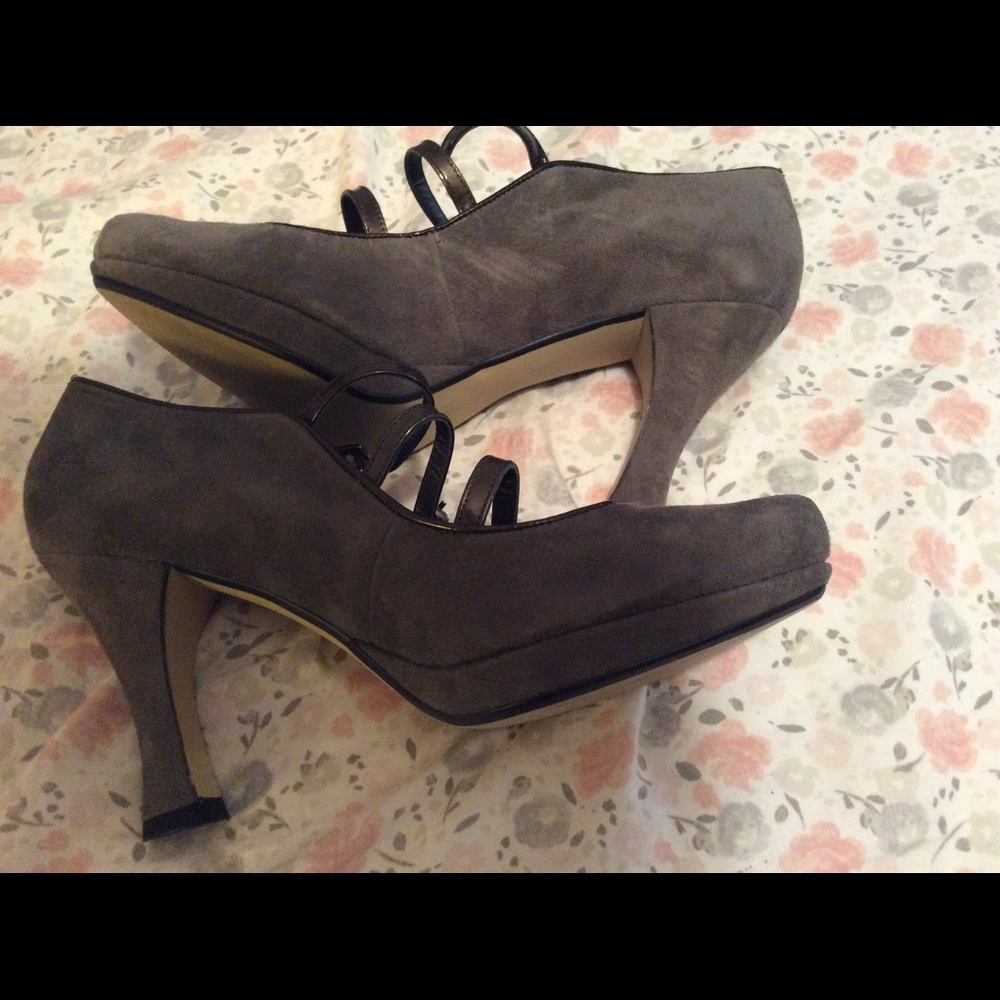Gray heels - Picture 2 of 3