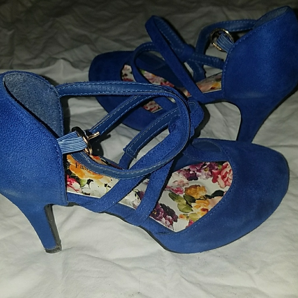 Blue buckle strappy heels size 6