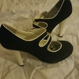 Tuxedo black and white pumps size 6