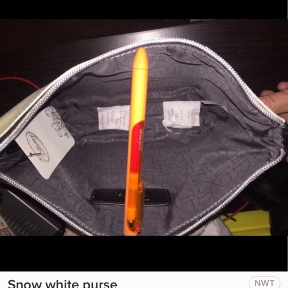 Snow White Evil Queen Purse - Picture 5 of 5