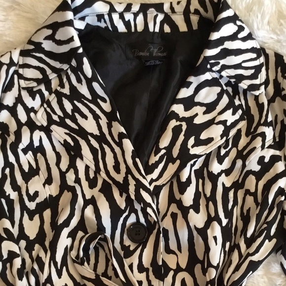 💐Black/White Jacket - Picture 3 of 3