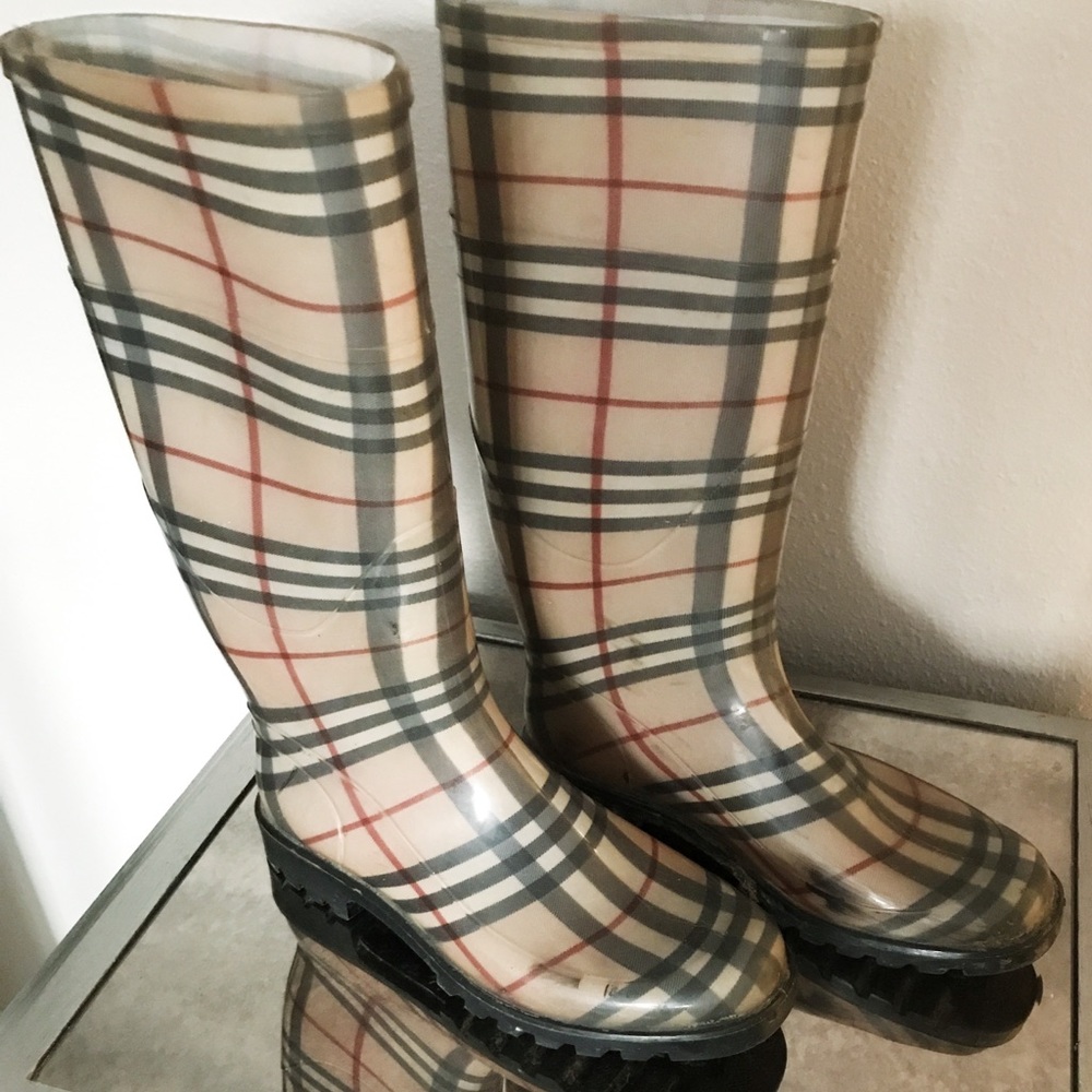 Burberry nova check rain boots, size 8