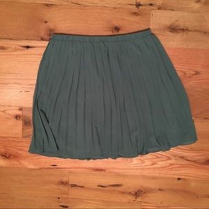 Pleated green skirt size M