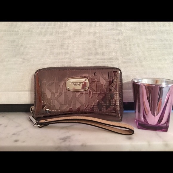Michael Kors Handbags - Authentic MK/ Michael Kors Wristlet