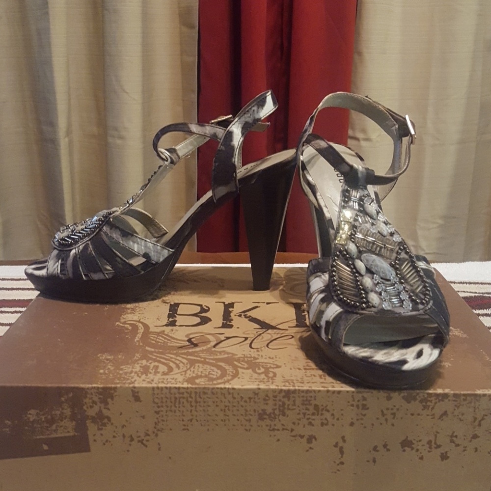 🖤Blk/Wht Rhinestone Heel🖤
