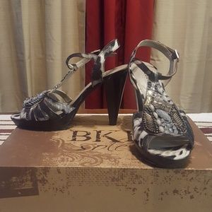 🖤Blk/Wht Rhinestone Heel🖤