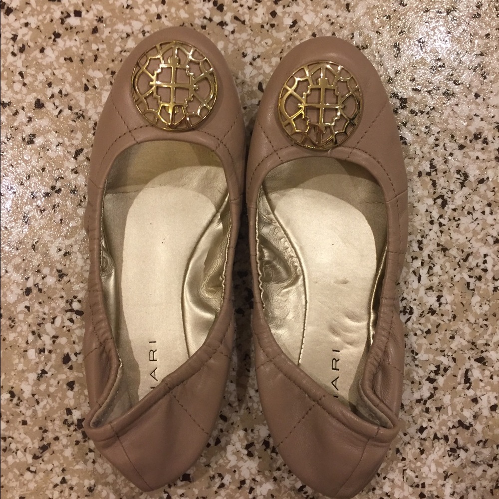 TAHARI bage tan leather flats size 6.5 like new