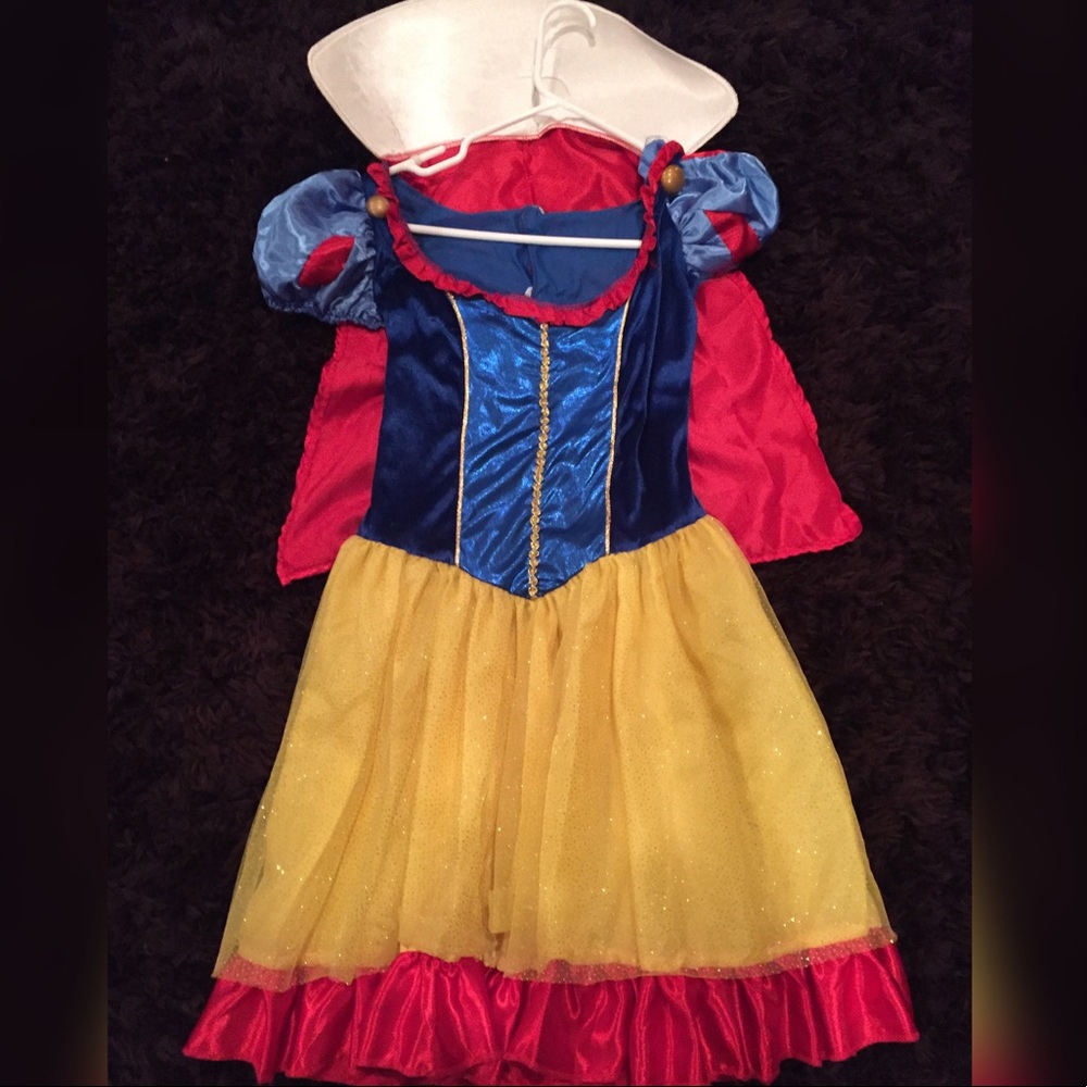 Women's Snow White costume. EUC. Size small.