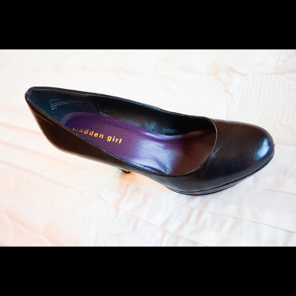 Slight platform black pumps