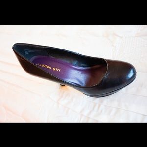 Slight platform black pumps